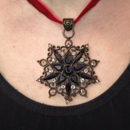 Handmade pendant like new with adjustable velvet strap black and red