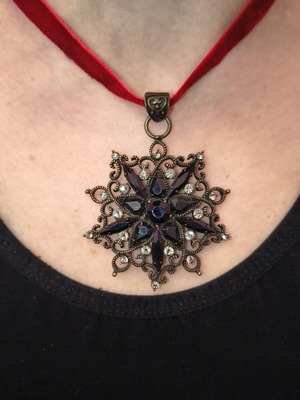 Handmade pendant like new with adjustable velvet strap black and red