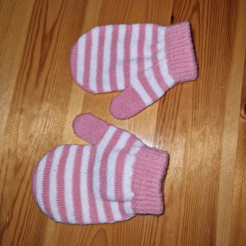 Woolen Stamion hat for girl up to 2 years like new with gift gloves