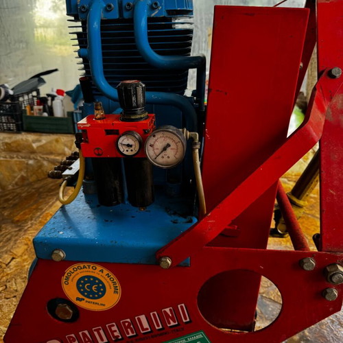 Paterlini hanging pruning air compressor set used with accessories