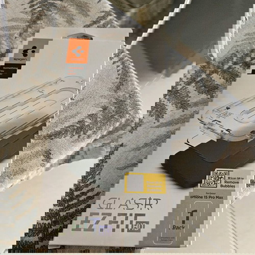 Θήκες iPhone 15 Pro Max σαν καινούργιες, 9 τεμάχια με powerbank και τζαμάκια Spigen