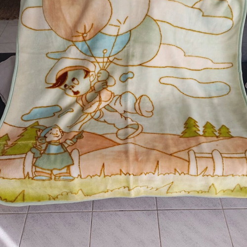 Children's blanket like new, 100% acrylic for infants and kids up to 4 years