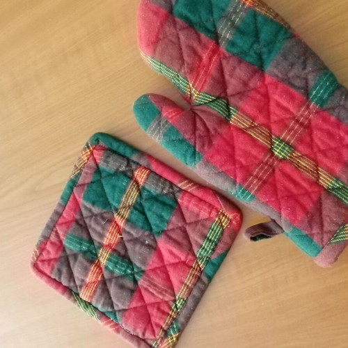 Oven mitt and baking cloth set new, Christmas colors