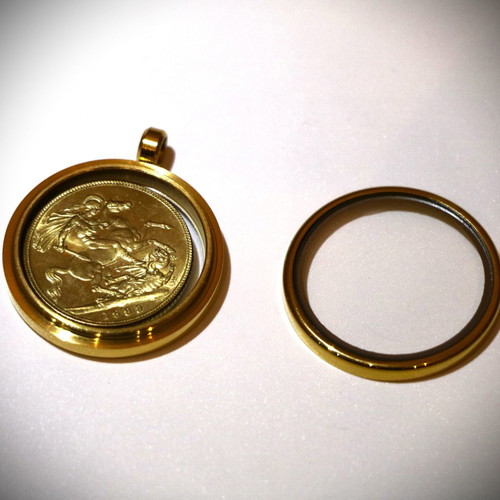 England Pound Victoria gold-plated pendant necklace in a case with glass on both sides 22K plated