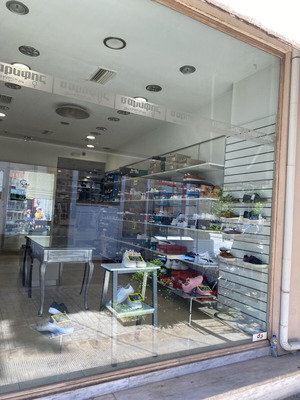 Κεντρικό κατάστημα 30 τ.μ. με πατάρι στην πλατεία Τρικάλων