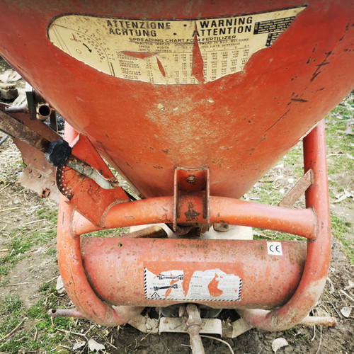 Fertilizer hopper used with cross, 400 kg capacity
