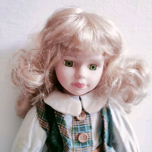 Porcelain dolls like new, set with one broken arm