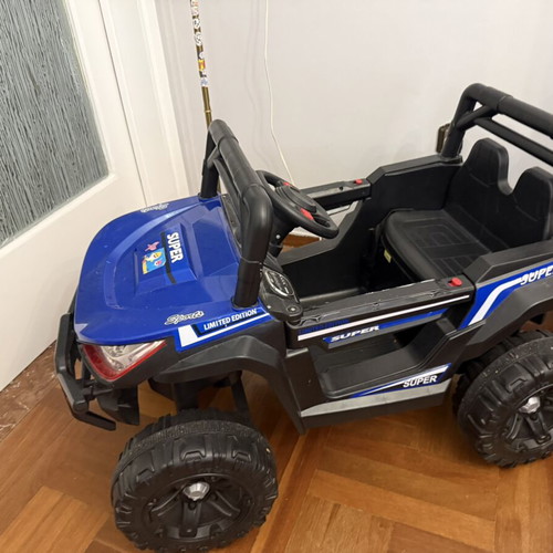 Electric Off Road Vehicle 12V like new, black blue jeep
