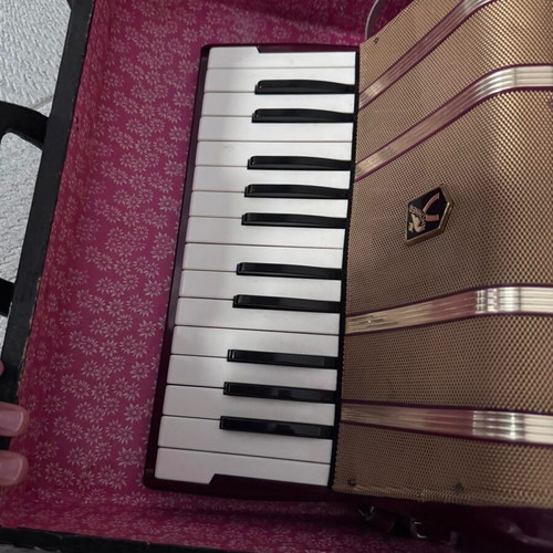 Hohner Starlet 40 Accordion like new with original case 1974