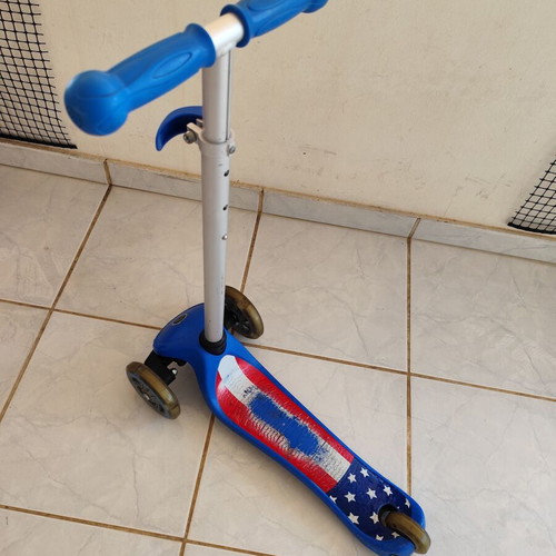 Globber kids scooter used, three-wheeled, blue, for ages 3+