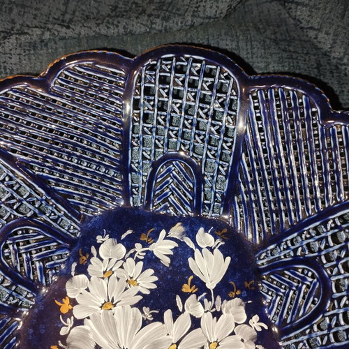 Decorative platter used in blue tone