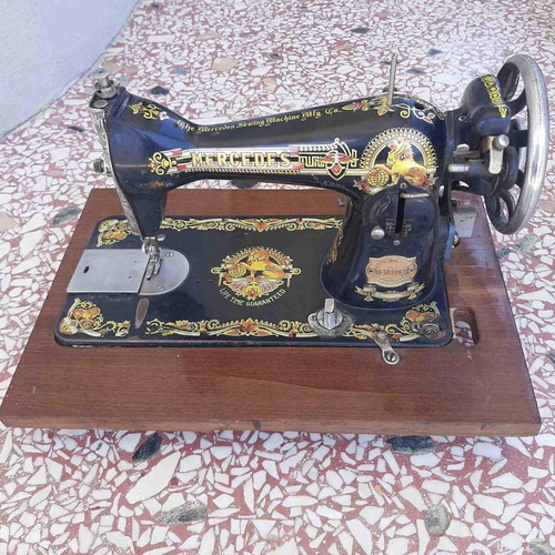 Mercedes sewing machine like new