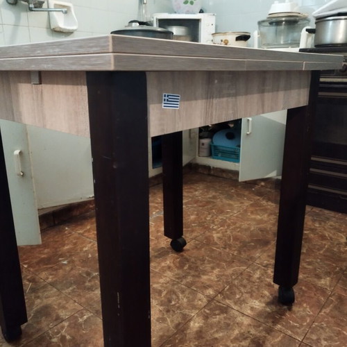 Extendable kitchen table with wheels, like new, 60 x 80 x 80 cm