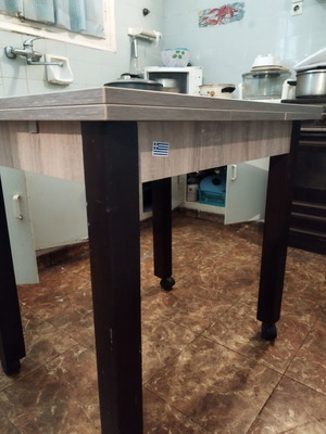 Extendable kitchen table with wheels, like new, 60 x 80 x 80 cm