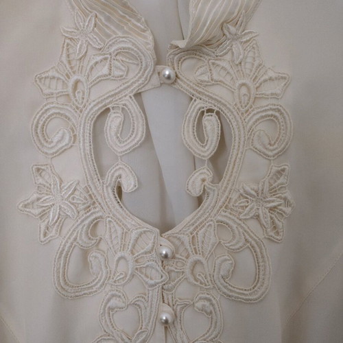 Women's blouse with embroidery and pearls size M like new