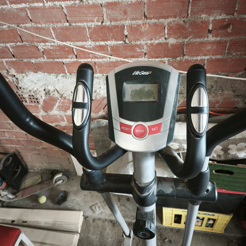 Elliptical machine slightly used, screen not working