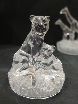 RCR Crystal Sculpture Lioness with Cub made in Italy like new