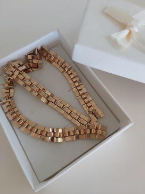 Necklace very elegant used