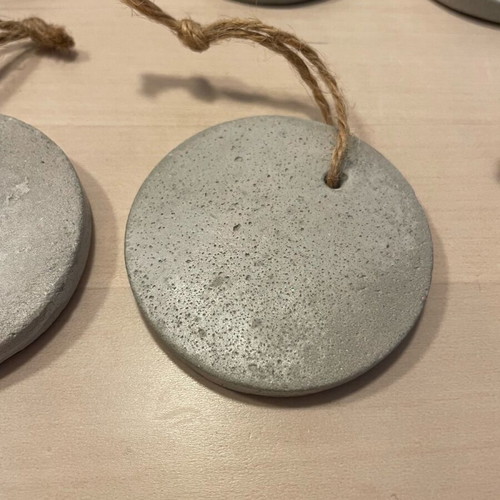 Hanging concrete Christmas ornaments like new, pack of 10