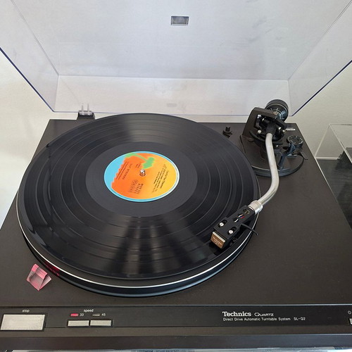 Technics SL-Q2 turntable used with quartz lock and genuine 207c cartridge