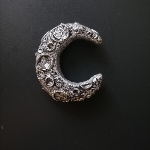 Handmade magnet made of white cement, acrylics, and varnish