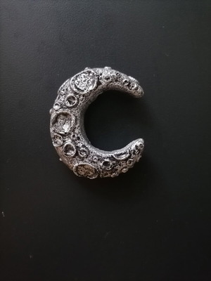 Handmade magnet made of white cement, acrylics, and varnish