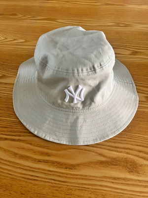New Era bucket καπέλο μέγεθος Medium μπεζ σαν καινούργιο
