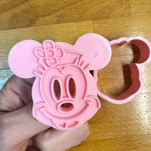 Plastic Mickey & Minnie Mouse fondant cutters set of 2 like new