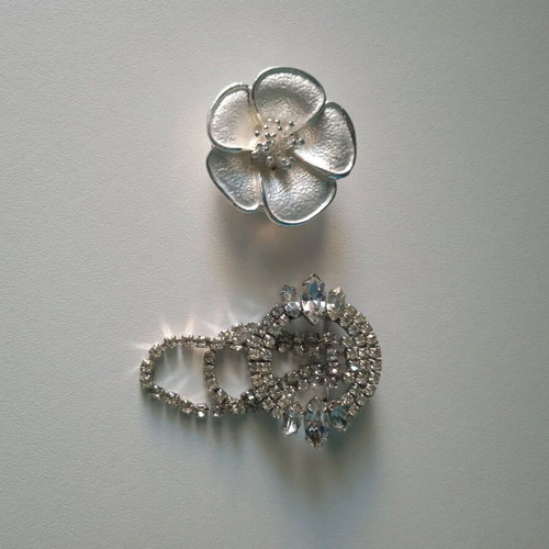 Pins like new, set of two with clasp and magnet