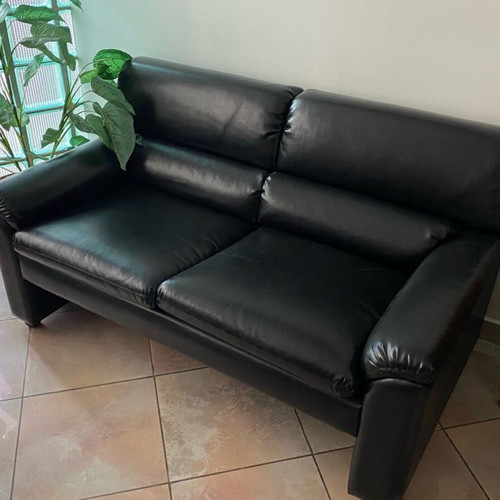 Black leather sofa like new for professional space