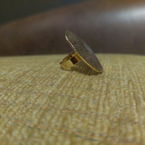 Gold ring new, impressive circle design