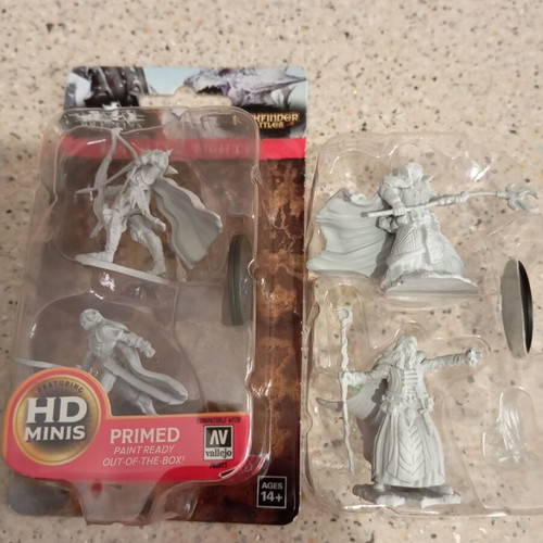Pathfinder miniatures like new, missing one base