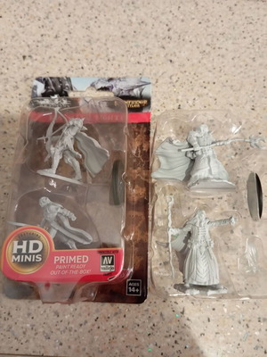 Pathfinder miniatures like new, missing one base
