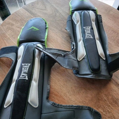 Everlast shin guards like new