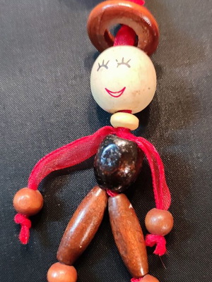 Wooden necklaces like new, red and green, set of 2