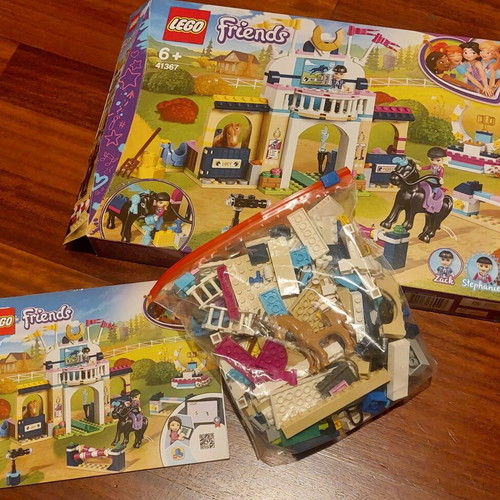 Lego Friends Obstacle Jumping with Horses like new