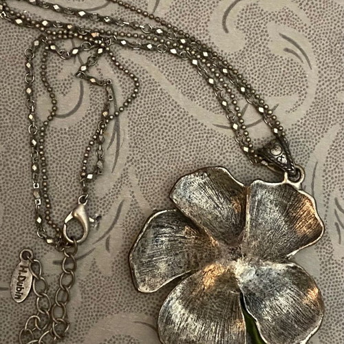 neck jewelry