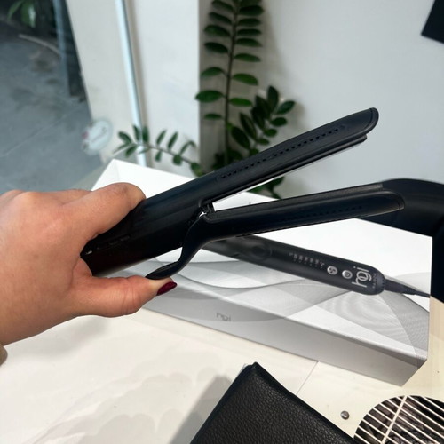 Hgi Professional Hair Straightener like new with air option for less heat