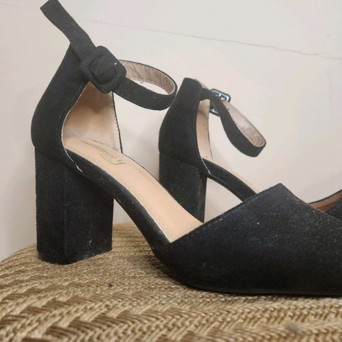 Black shoes like new, size 37, narrow fit