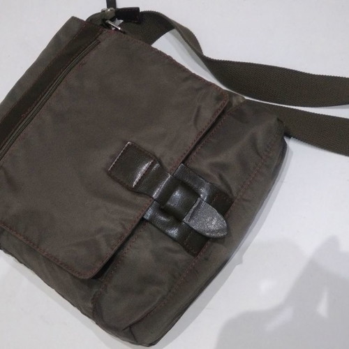 Shoulder bag in khaki color with many compartments, ideal for students
