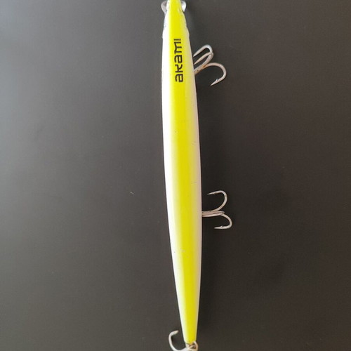 Akami fishing lure, yellow and white