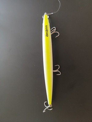 Akami fishing lure, yellow and white
