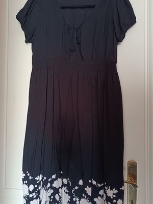 Prenatal maternity dress like new, one size, black and white