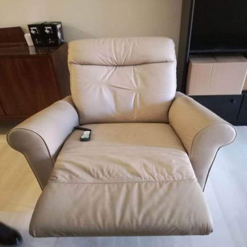 Italian leather armchair anatomical electric used