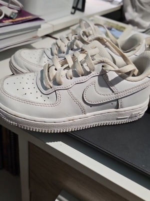 Αθλητικά παπούτσια Nike μεταχειρισμένα λευκά no30 με δώρο πέδιλα λευκά no31