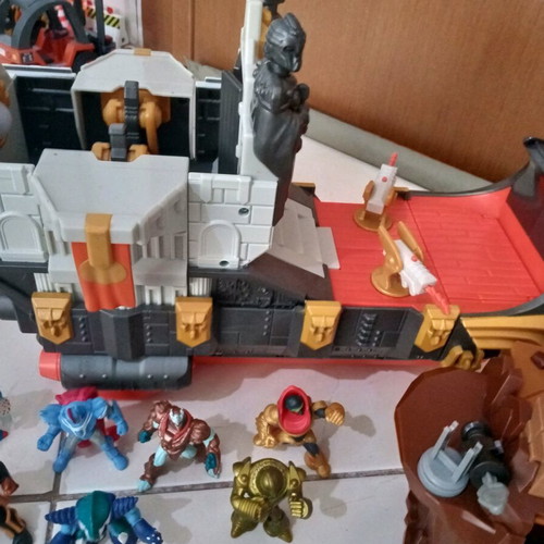 Gormiti large set with 35 figures, Iskador ship-fortress and rock castle like new