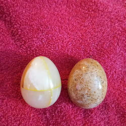 Set of 2 onyx eggs like new