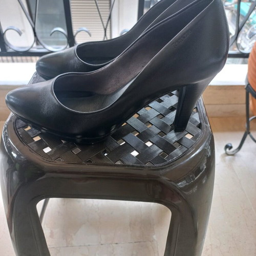Ragazza leather pumps size 39 like new, black