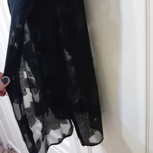 Women's sleeveless black shirt with floral pattern like new, one size