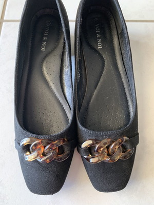 VOI&NOI black pumps size 38 with brown tortoiseshell chain, 3.5cm heel